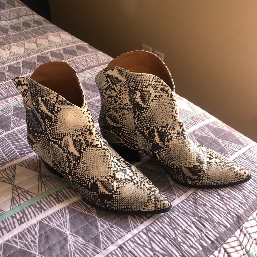 Snake skin booties size 9 pointy toe